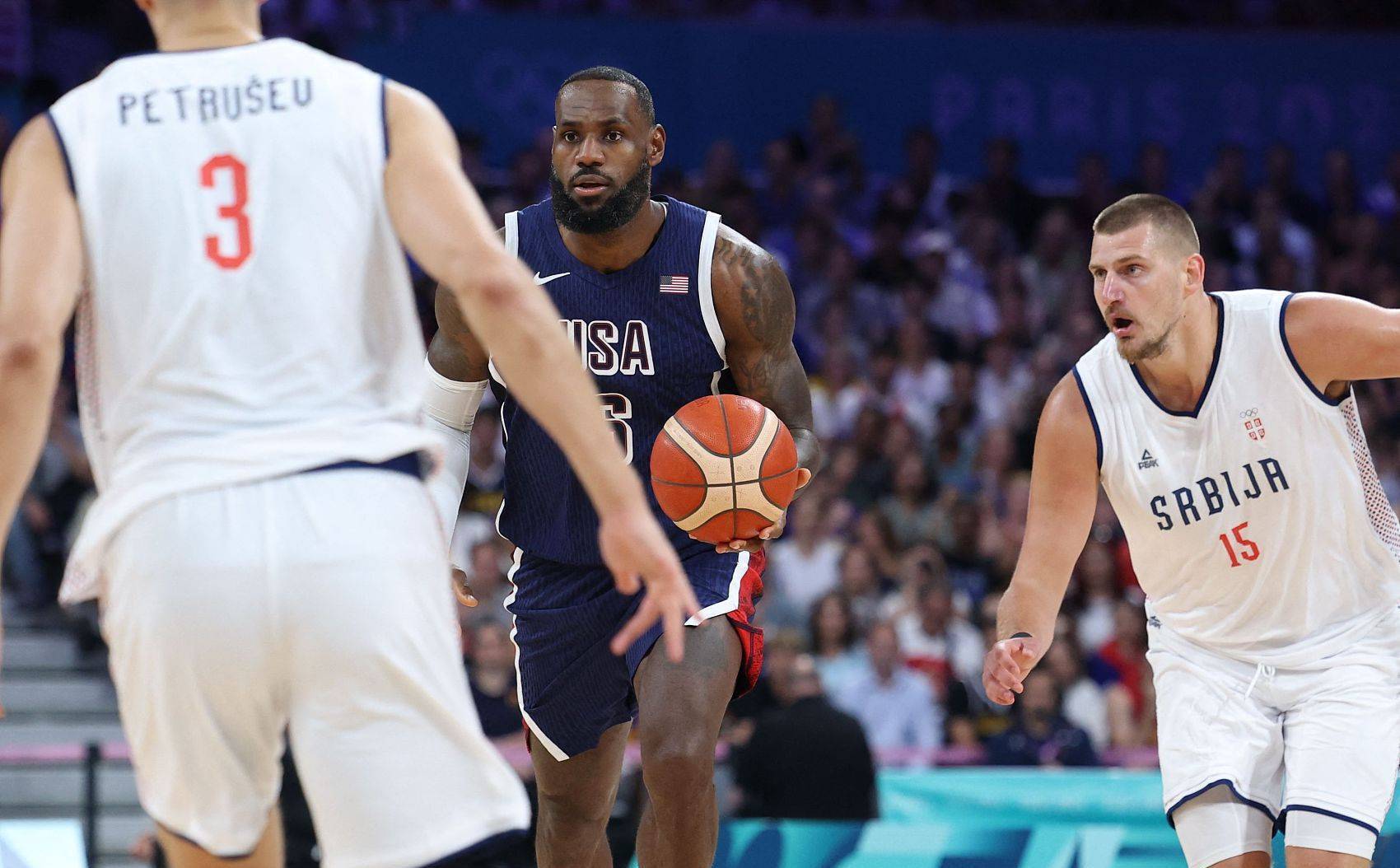 字母哥新星险胜表现突出，塞尔维亚队前途光明！赛场气氛高涨